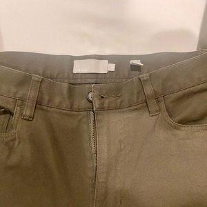 Dylan 5 pocket Traveler Pant, Size 31. Army Green.